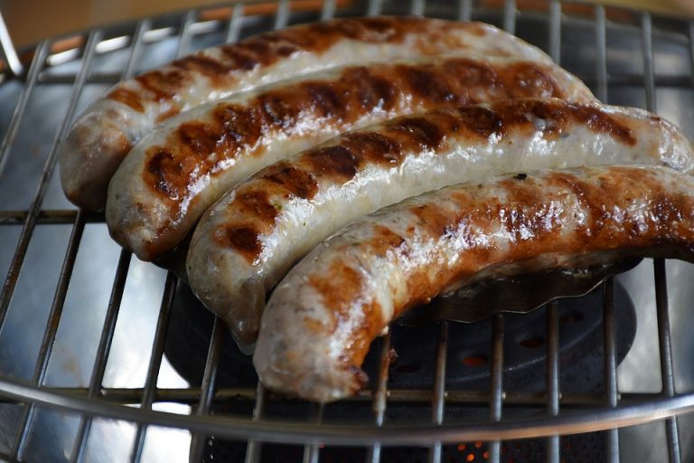 Salsiccia eoliana condita: una specialità locale versatile e gustosa